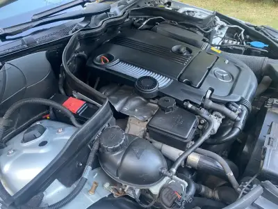 Auto deportivo coupé plateado en buen estado - miniatura 3