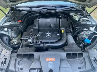 Auto deportivo coupé plateado en buen estado - miniatura 4