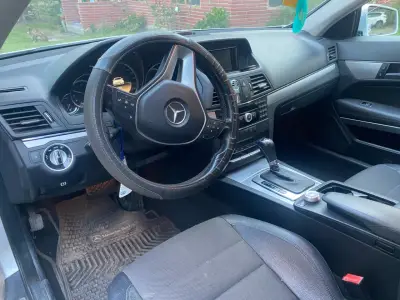 Auto deportivo coupé plateado en buen estado - miniatura 5