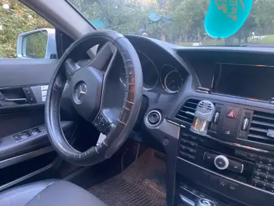 Auto deportivo coupé plateado en buen estado - miniatura 6