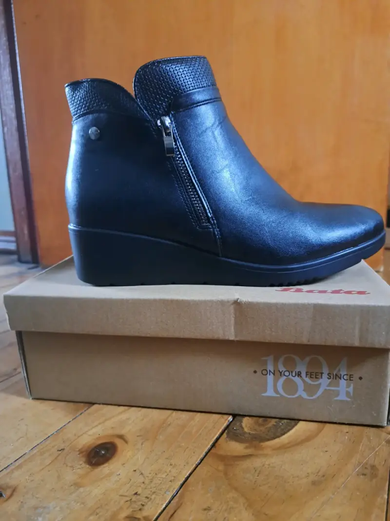 Botines de cuero negro con plataforma Bata - 1