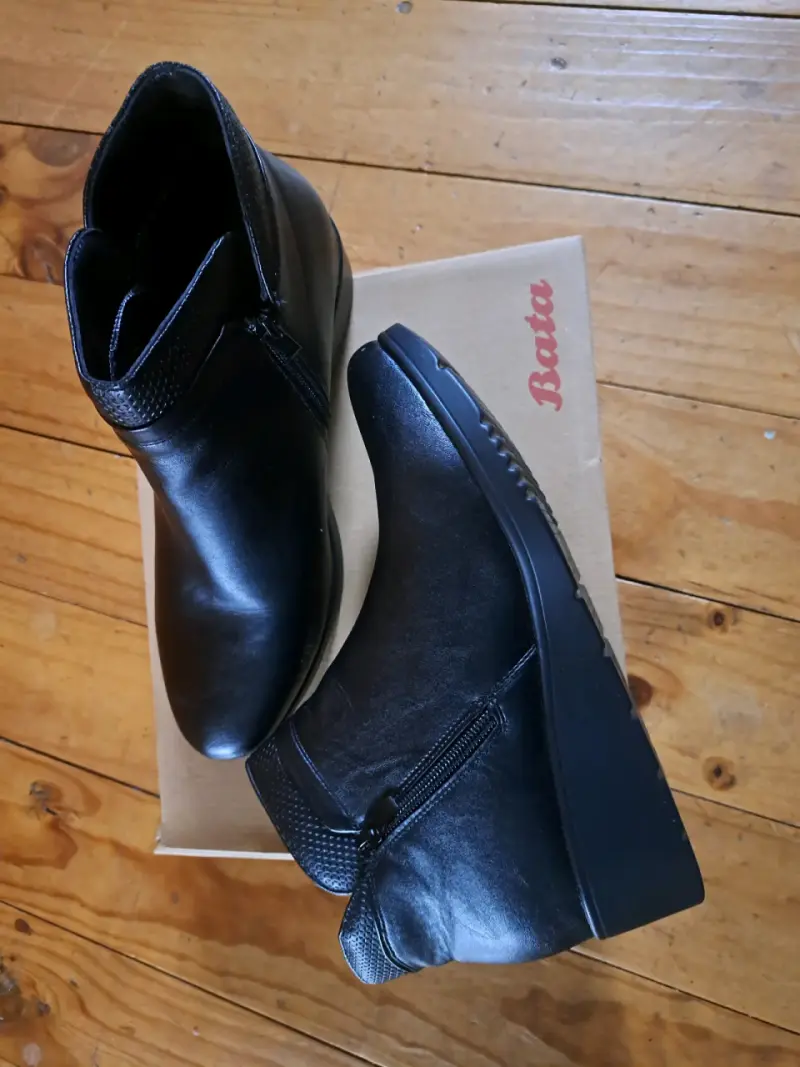 Botines de cuero negro con plataforma Bata - 2