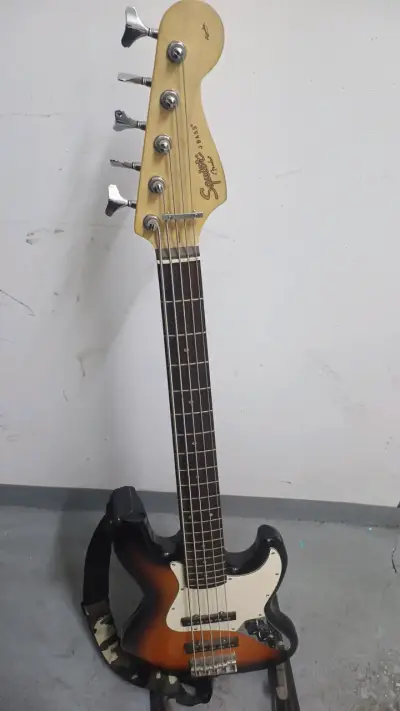 Bajo eléctrico Squier Jazz Bass 5 cuerdas - miniatura 2