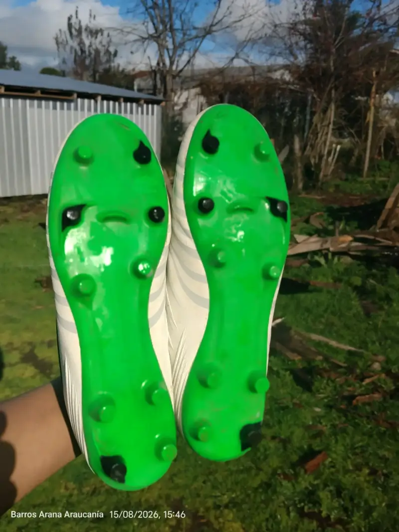 Botines de fútbol Umbro blancos con suela verde - 1