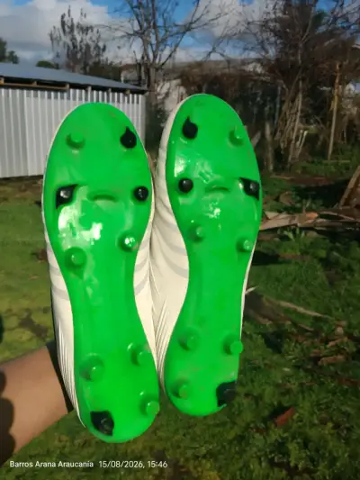 Botines de fútbol Umbro blancos con suela verde - miniatura 1
