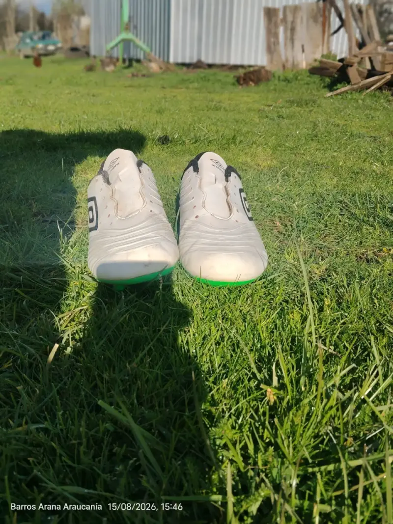 Botines de fútbol Umbro blancos con suela verde - 2