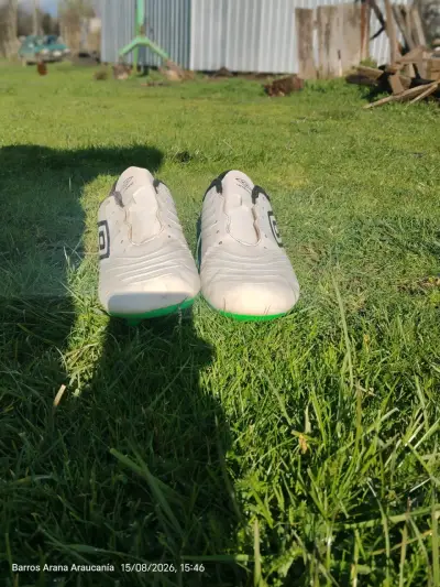 Botines de fútbol Umbro blancos con suela verde - miniatura 2