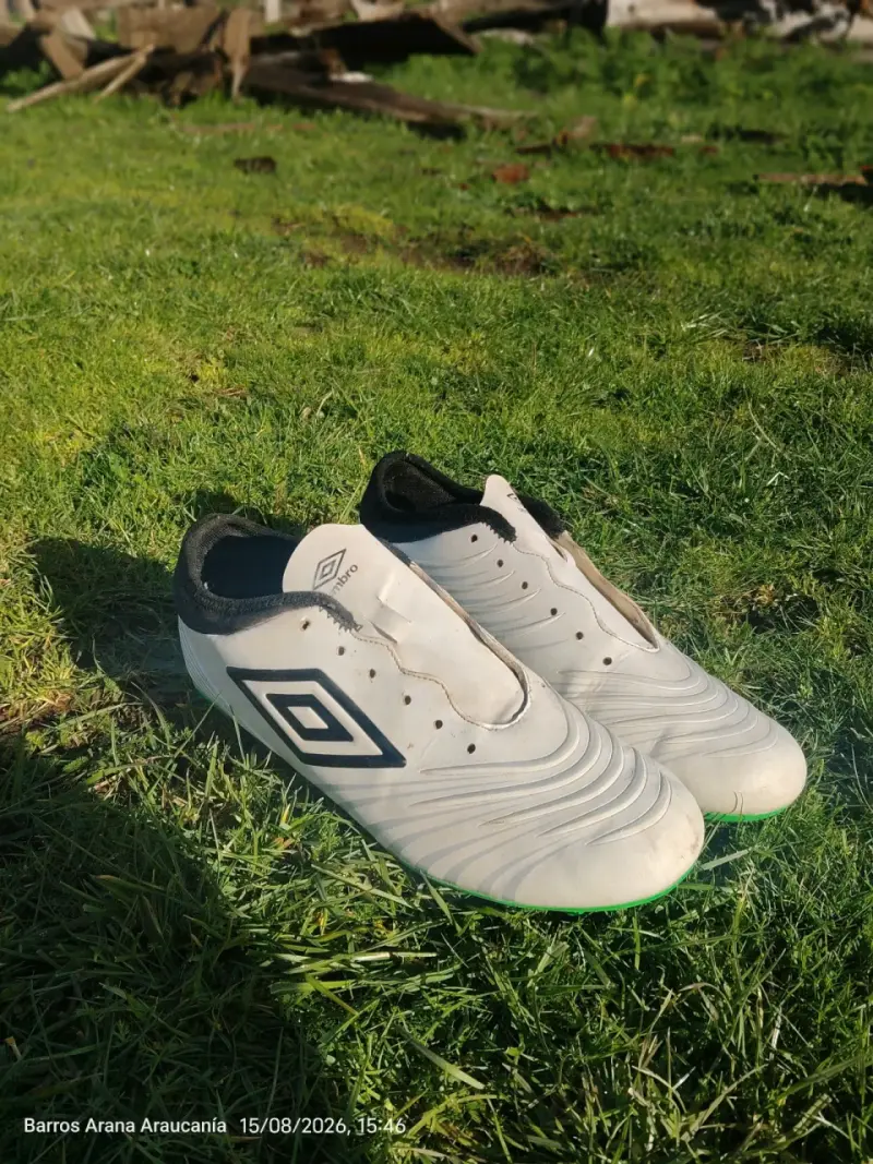 Botines de fútbol Umbro blancos con suela verde - 3