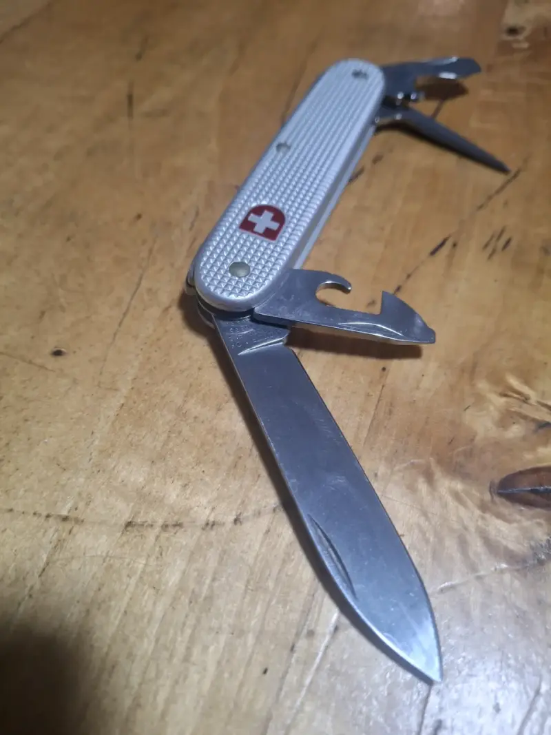 Navaja suiza multiusos con diseño clásico - 3