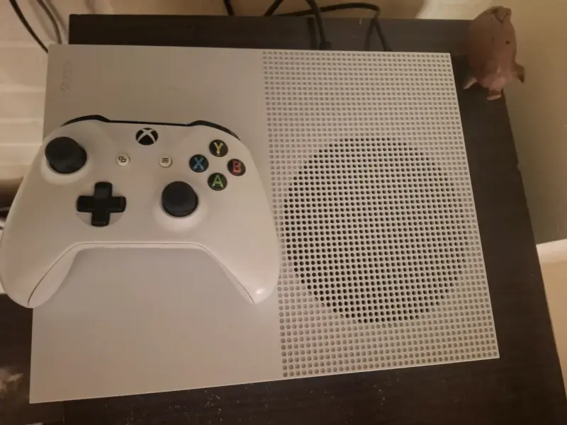 Consola Xbox One S con control blanco - 1
