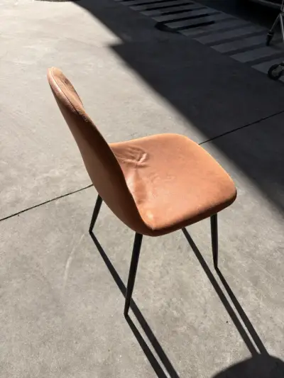 Silla de comedor tapizada en tela marrón - miniatura 1