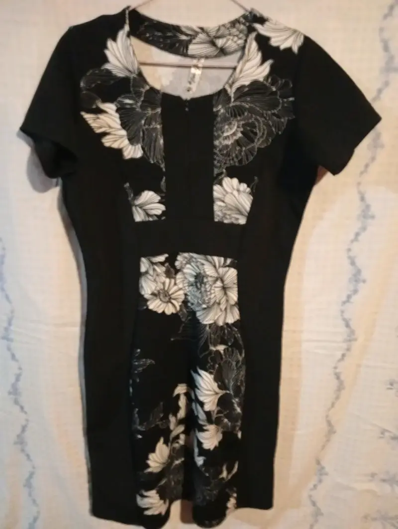 Vestido negro con estampado floral blanco - 1