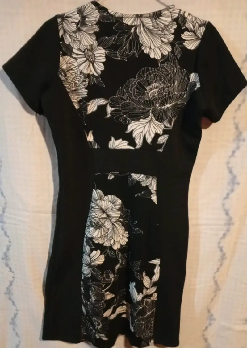 Vestido negro con estampado floral blanco - 2
