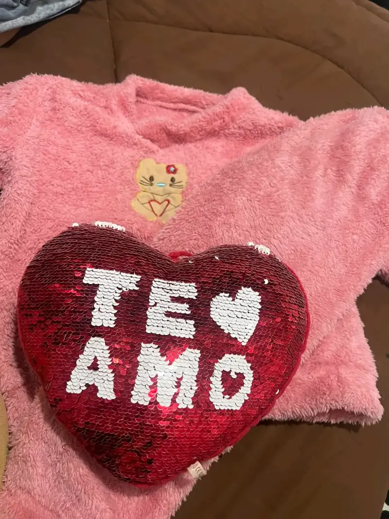 Cojín de lentejuelas rojo con mensaje 'Te Amo'