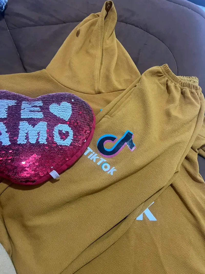 Conjunto de ropa TikTok color mostaza
