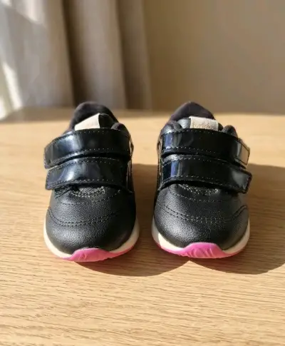 Zapatillas negras con velcro - miniatura 1