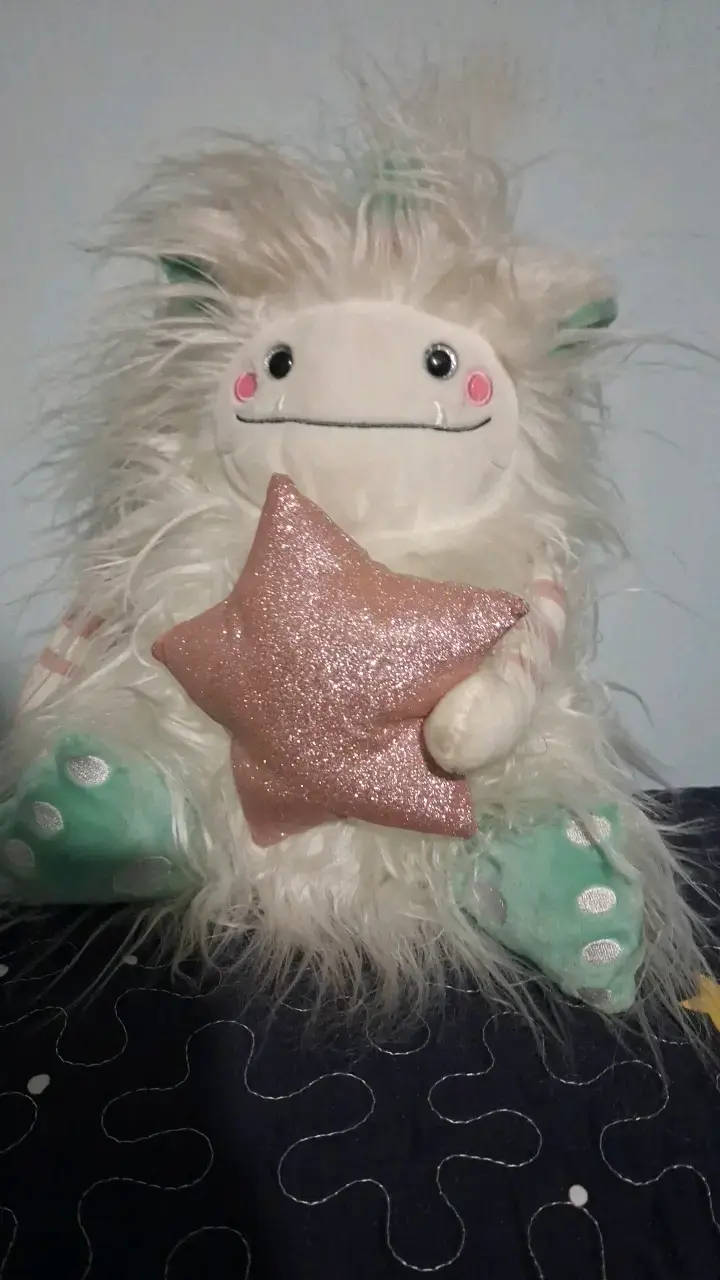 Peluche monstruo blanco con estrella brillante