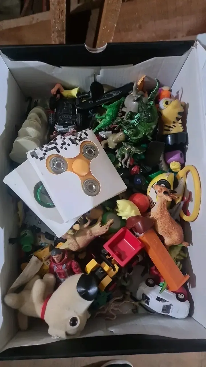 Caja de juguetes variados para niños
