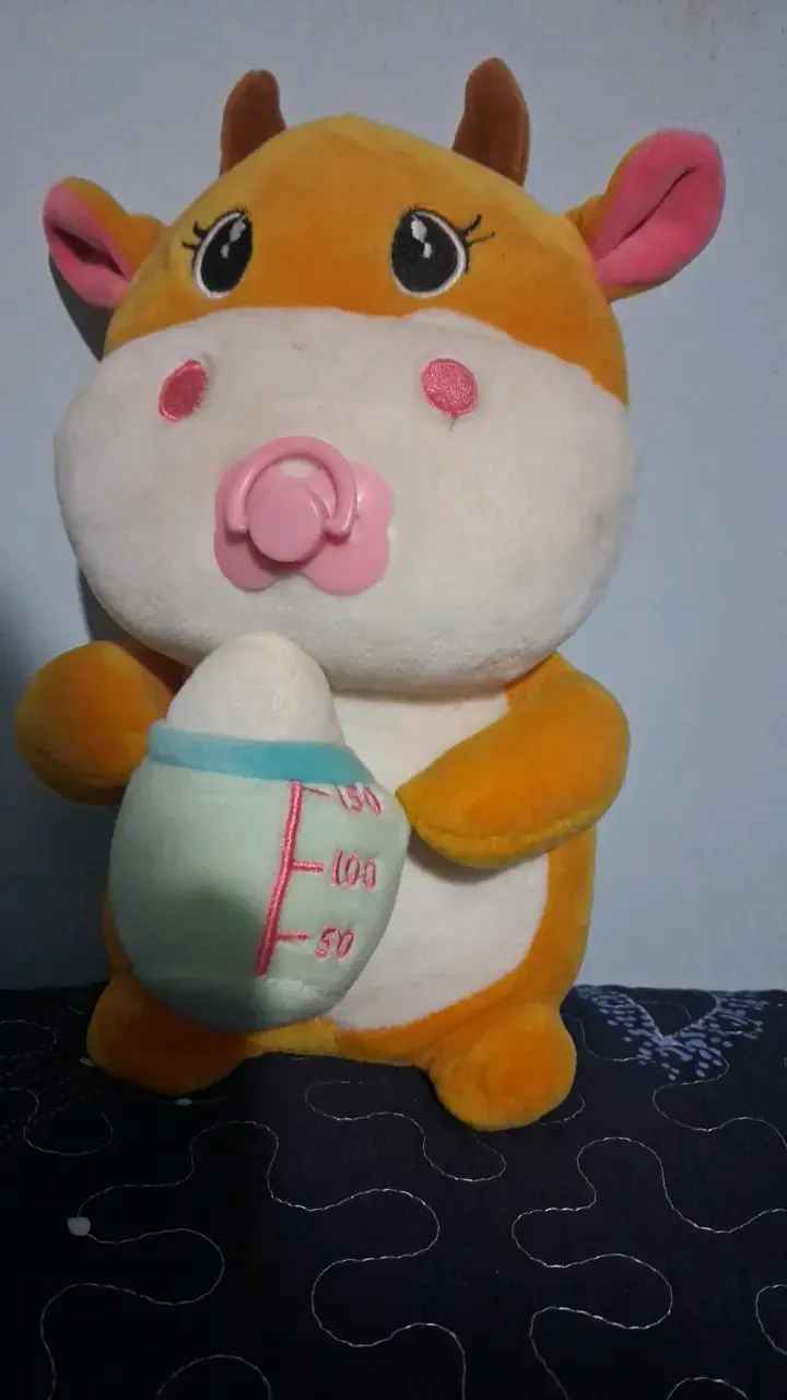 Peluche de vaca con chupete y biberón