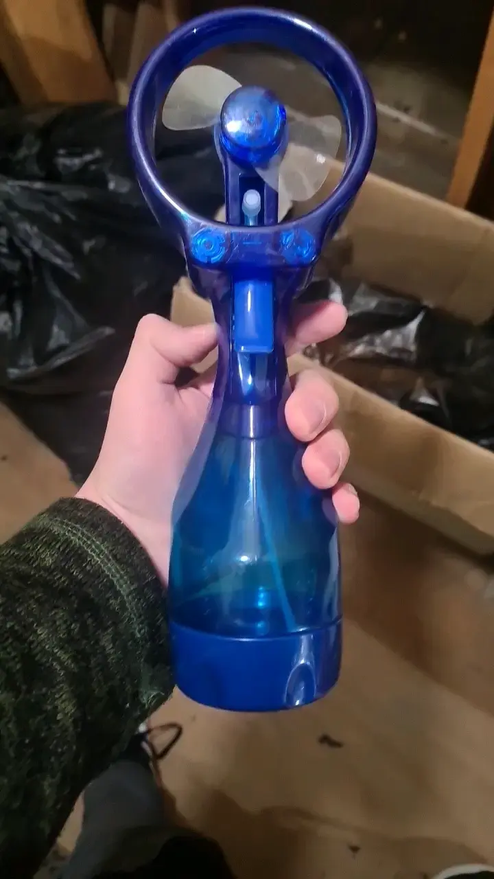 Ventilador de mano con spray azul