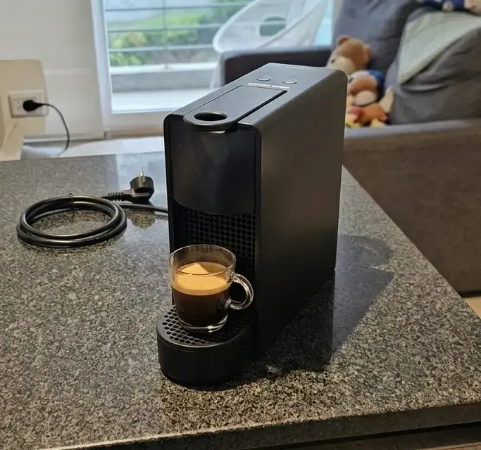 Nespresso Essenza modelo 30 Matte Black - 2