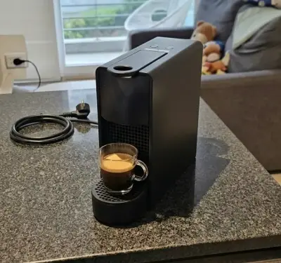 Nespresso Essenza modelo 30 Matte Black - miniatura 2