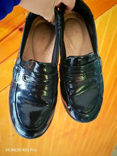 Zapatos de charol negros Clarks para mujer - miniatura 1