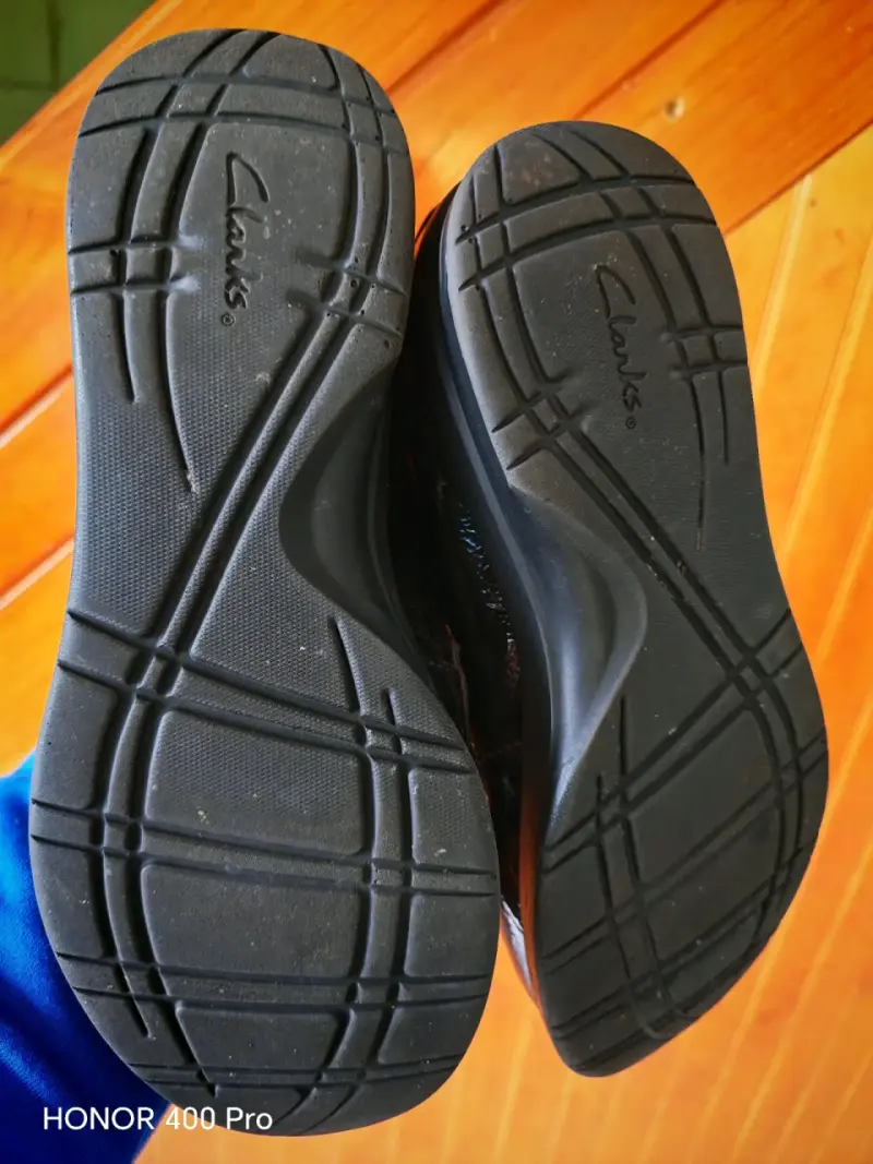 Zapatos de charol negros Clarks para mujer - 2