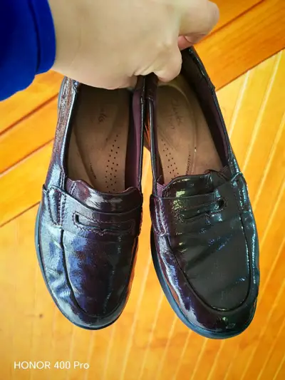 Zapatos de charol negros Clarks para mujer - miniatura 4