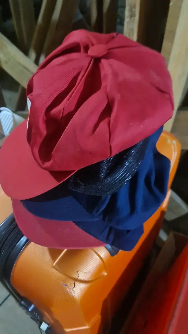 Gorra roja estilo boina para hombre