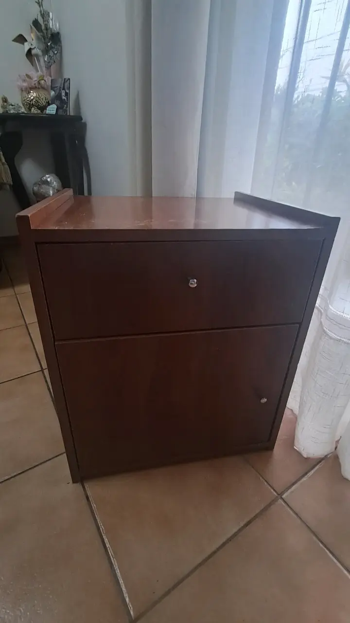 Mesa de noche de madera con cajón