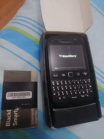 BlackBerry 9720 con caja - miniatura 1