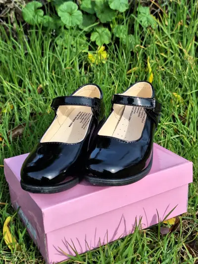 Zapatos de charol negro para niña con velcro - miniatura 1