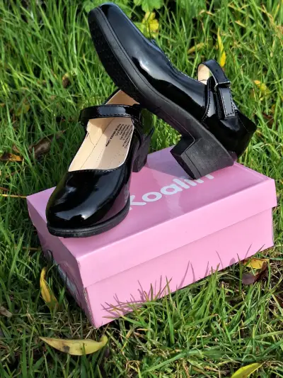 Zapatos de charol negro para niña con velcro - miniatura 2