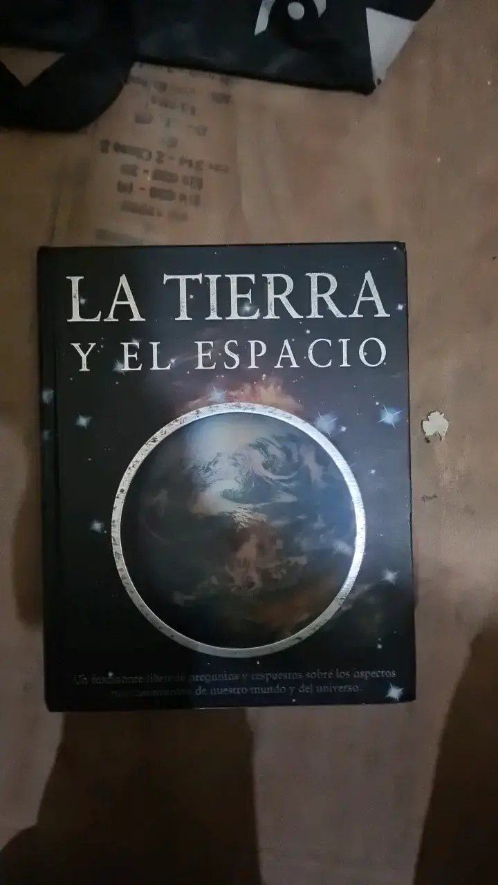 Libro La Tierra y el Espacio en buen estado