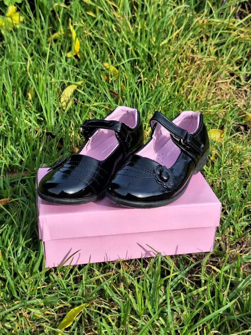 Zapatos de charol negro para niña con velcro
