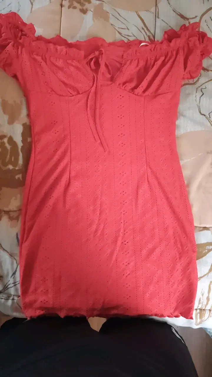 Vestido rojo con diseño calado