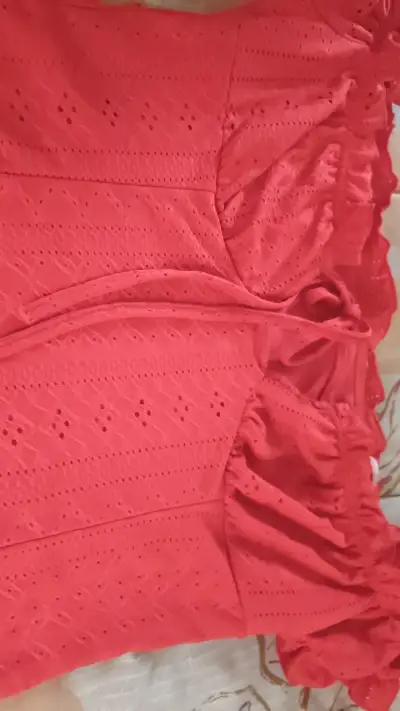 Vestido rojo con diseño calado - miniatura 2