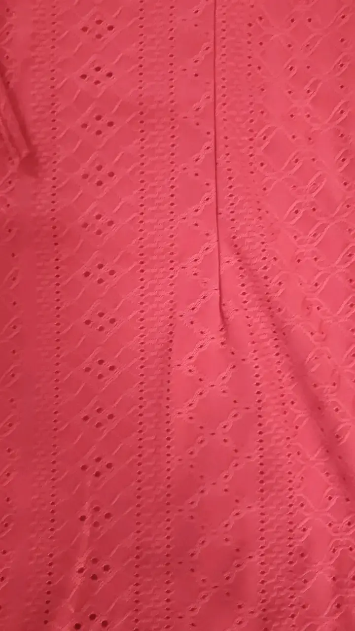 Vestido rojo con diseño calado - 3