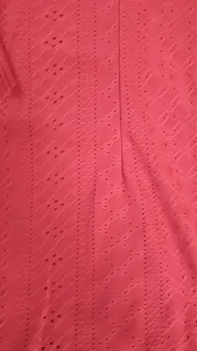 Vestido rojo con diseño calado - miniatura 3