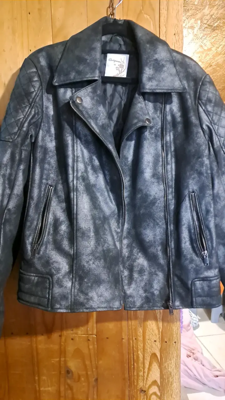 Chaqueta de cuero sintético negra estilo biker