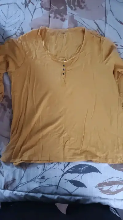 Polera amarilla de mujer con botones - miniatura 1