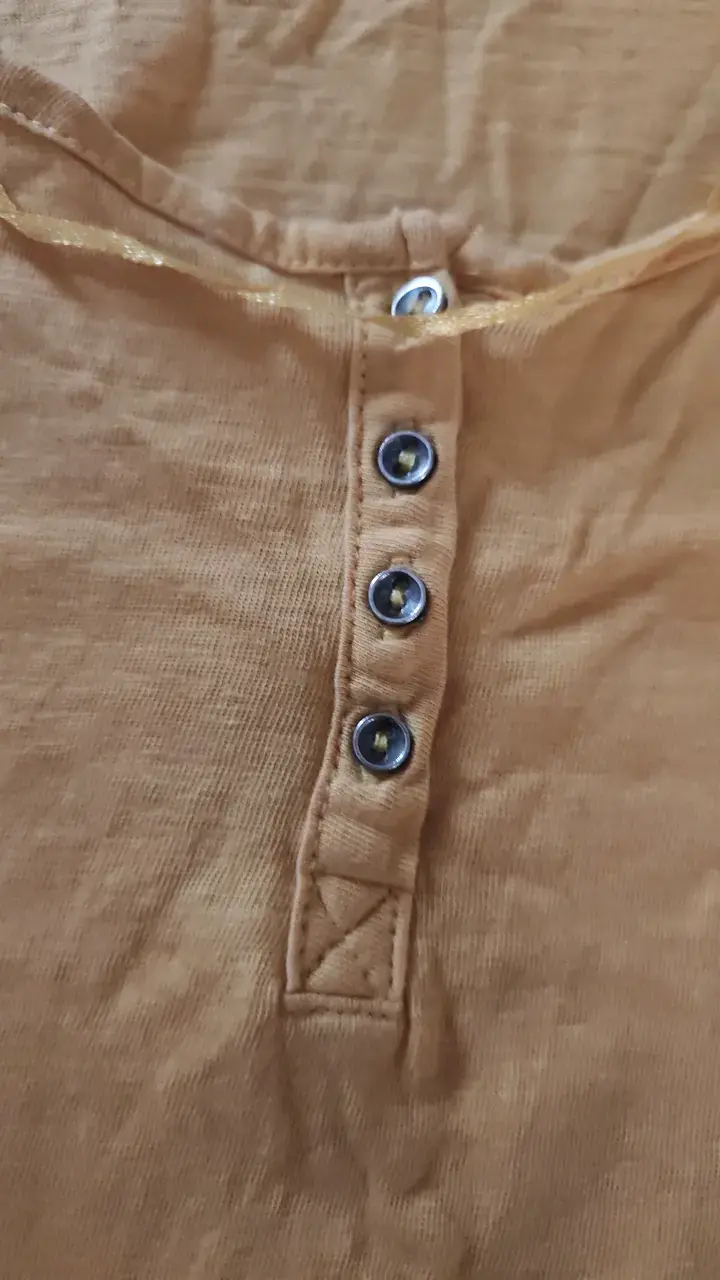 Polera amarilla de mujer con botones - 4