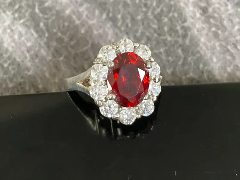Anillo de plata Ladydy con piedras preciosas