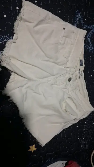 Shorts de mezclilla blancos con flecos talla 36 - miniatura 1