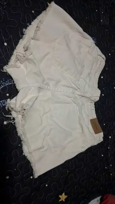 Shorts de mezclilla blancos con flecos talla 36 - miniatura 2