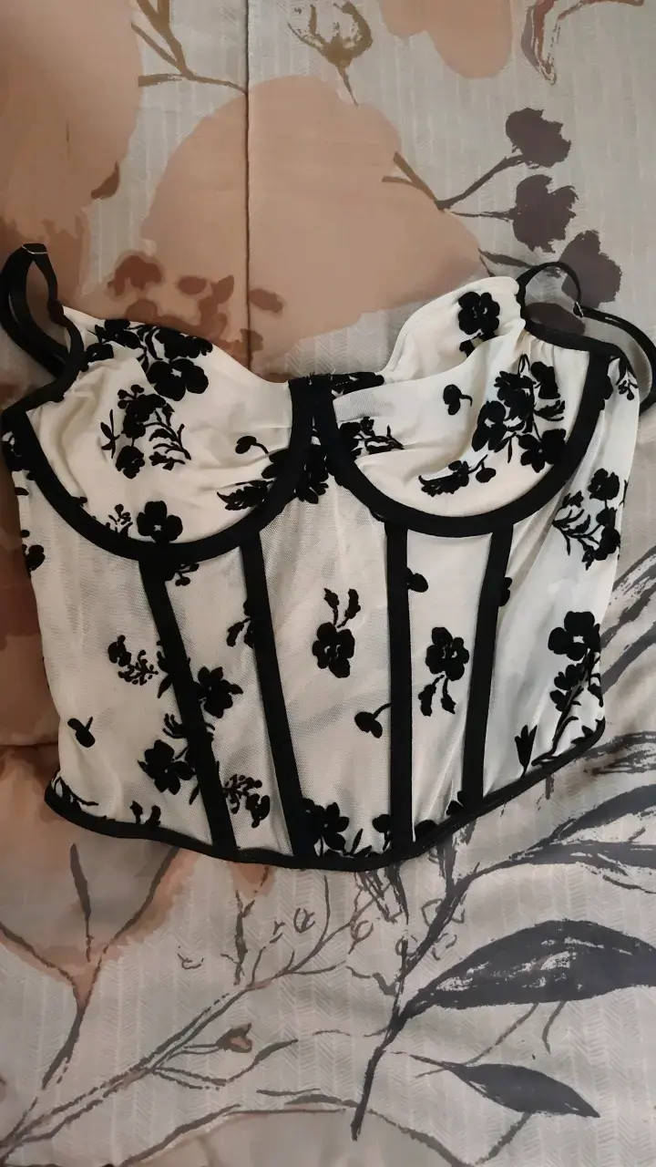 Corset blanco con bordado floral negro