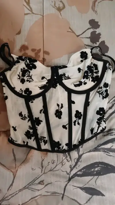 Corset blanco con bordado floral negro - miniatura 1