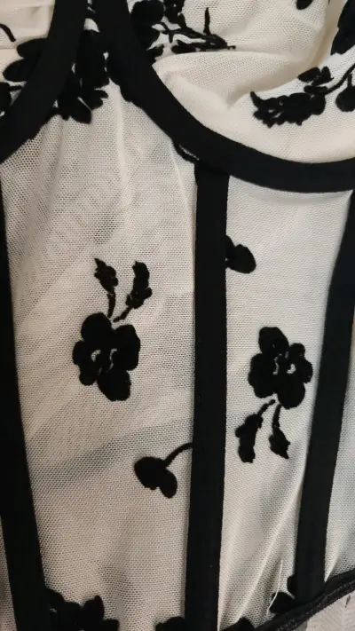 Corset blanco con bordado floral negro - miniatura 2