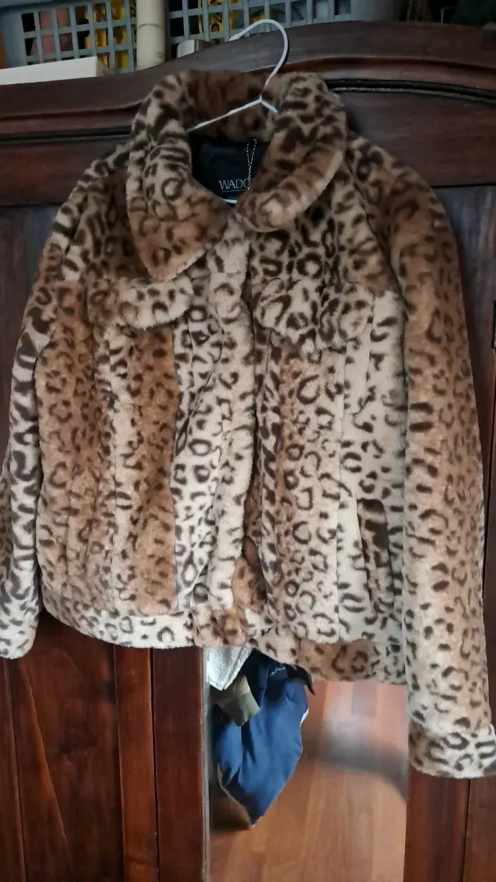 Abrigo de piel sintética con estampado animal